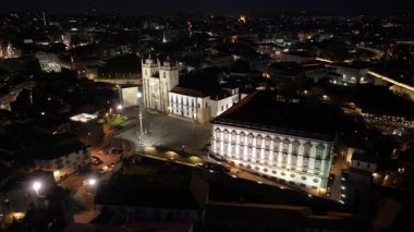 Porto Bölgesi, Portekiz 'de Porto' da Porto Yapın. Aydınlanmış Katolik Kilisesi. Şehir merkezindeki şehir manzarası. Şehir Gecesi Sahnesi. Portekiz 'de Se Do Porto. Portekiz Skyline 'ı. Seyahat Alanı.