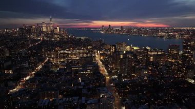 New York, New York Skyline 'ın New York' taki gece silueti. Gece Şehri Peyzajı. Finans Bölgesi. New York Skyline, New York Birleşik Devletleri. Yüksek Binalar Manzarası.