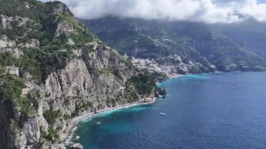 Salerno İtalya 'daki Positano' da Amalfi Sahili. Plaj manzarası. Dev Uçurumlar Sahnesi. Salerno İtalya 'daki Positano' da Amalfi Sahili. Ortaçağ Şehir Skyline 'ı. Salerno Körfezi Akdeniz. Sahil Skyline.