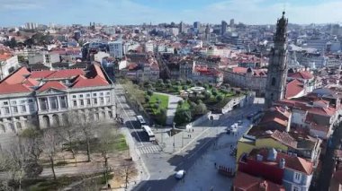 Porto Bölgesi Portekiz 'deki Clerigos Kilisesi. Katolik Kilisesi. Şehir merkezindeki şehir manzarası. Ortaçağ Binası. Portekiz 'in Porto Bölgesi' ndeki Clerigos Kilisesi. Lizbon Meydanı.