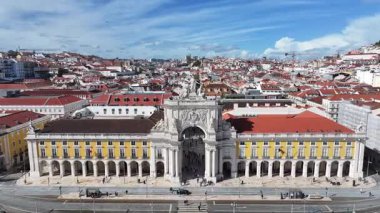 Lizbon 'daki Comercio Meydanı, Portekiz Bölgesi. Augusta Arch Sahnesi. Antik Şehir Manzarası. Portekiz, Lizbon 'da Comercio Meydanı. Tarihi Şehir Manzarası. Turizm Seyahat Manzarası.