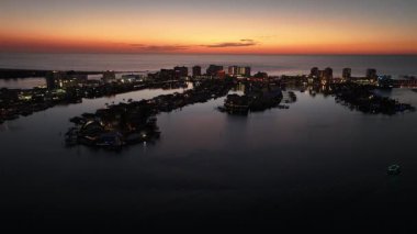 Florida 'da Clearwater' da Sunset Skyline. Günbatımı Şehri. Aydınlatılmış şehir manzarası. Şehir merkezinde. Florida 'da Clearwater' da Sunset Skyline. Huzurlu Günbatımı Gökyüzü.