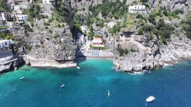 Salerno İtalya 'daki Positano' da Amalfi Sahili. Coastal City. Rıhtım manzarası. Salerno İtalya 'daki Positano' da Amalfi Sahili. Plaj manzarası. Ortaçağ Binaları. Amalfi Sahil Skyline.