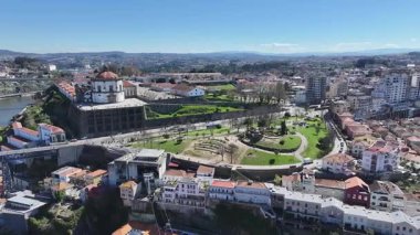 Portekiz 'in Porto bölgesindeki Gaia' daki Morro Garden 'da. Serra Do Pilar Manastırı. Doğa eğlence parkı. Tarihi bir şehir. Portekiz 'in Porto bölgesindeki Morro Garden' da. Kalabalık İnsanlar Sahnesi.