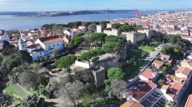 Lizbon, Portekiz 'deki Sao Jorge Şatosu. Ortaçağ Şato Sahnesi. Antik Şehir Manzarası. Portekiz, Lizbon 'daki Sao Jorge Kalesi. Tarihi Şehir Manzarası. Portekiz Skyline.