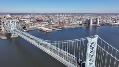 Benjamin Franklin Köprüsü Philadelphia 'da, ABD' de. Highrise İnşaat Sahnesi. Köprü manzarası. Benjamin Franklin Köprüsü Pennsylvania Birleşik Devletleri 'nde. Delaware Nehri Sahnesi.