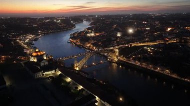 Porto Bölgesi, Portekiz 'deki Porto Köprüsü' nde Günbatımı I. Luis Köprüsü. Sunset City Sahnesi. Aydınlatılmış Kemer Köprüsü. Portekiz 'in Porto Bölgesi' ndeki I. Luis Köprüsü. Karanlık Skyline Manzarası.