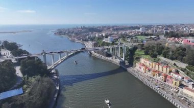 Porto Portekiz 'in Porto bölgesindeki Arrabida Köprüsü. Coastal Yolu. Freeway Yolu Manzarası. Şehir merkezindeki şehir manzarası. Portekiz 'deki Arrabida Köprüsü. Portekiz Skyline 'ı. Seyahat Alanı.