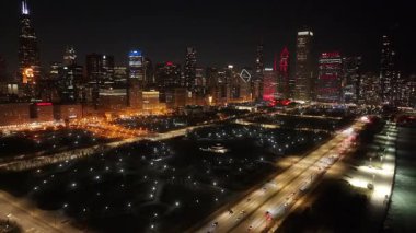Chicago 'da Chicago' da Gece Skyline, Illinois Birleşik Devletleri. Şehir merkezinde aydınlandı. Gece Şehir Manzarası. Chicago Illinois Birleşik Devletleri 'nde. Chicago Şehri Bölgesi. Şehir Skyline Sahnesi.