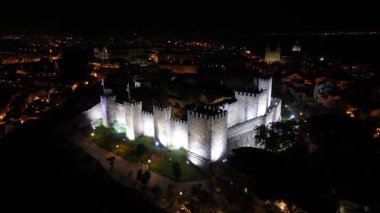 Lizbon 'un Lizbon bölgesindeki Sao Jorge Kalesi' nin gece manzarası. Aydınlatılmış Ortaçağ Kalesi. Güzel şehir manzarası. Portekiz, Lizbon 'daki Sao Jorge Kalesi. Gece Şehri Manzarası.