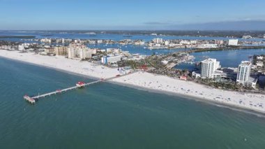 Clearwater Skyline, Florida 'da, ABD' de. Şehir Plajı. Bay Water Sahnesi. Şehir merkezinde. Clearwater Skyline, Florida 'da, ABD' de. Huzurlu Manzara.