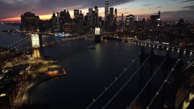 New York 'ta Manhattan' daki Brooklyn Köprüsü. Highrise Binaları Peyzajı. Renkli Günbatımı. New York 'taki Brooklyn Köprüsü. Çarpıcı Şehir Manzarası.