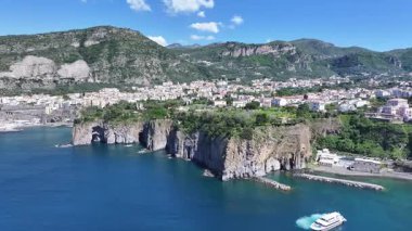 İtalya 'nın Napoli şehrinde Sorrento Skyline. Plaj manzarası. Turizm Tarihi Yer. İtalya 'nın Napoli şehrinde Sorrento Skyline. Tarihsel Şehir Manzarası. Salerno Körfezi Skyline. Akdeniz.