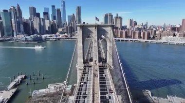New York 'ta Manhattan' daki Brooklyn Köprüsü. Highrise Binaları Sahnesi. Kablo Köprüsü Manzarası. New York 'taki Brooklyn Köprüsü. Şehir Merkezi Şehir Manzarası.