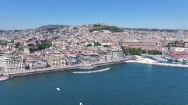 Napoli Skyline Campania İtalya 'da Napoli' de. Şehir merkezindeki şehir manzarası. Napoli Körfezi manzarası. Napoli Skyline Campania İtalya 'da. Güzel Skyline. Sahil şeridi manzarası. İtalya Manzarası.
