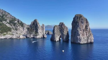İtalya 'da Napoli' de Capri Skyline. Plaj manzarası. Dev Uçurumlar Sahnesi. İtalya 'da Napoli' de Capri Skyline. Napoli Körfezi, Skyline. Akdeniz kıyısı. Capri Adası Manzarası.