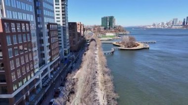 Hudson River Walkway New Jersey 'de Jersey City' de. Şehir merkezinde. Hudson Sahilyolu. Hudson River Walkway New Jersey 'de. Şehir Parkı Peyzajı.