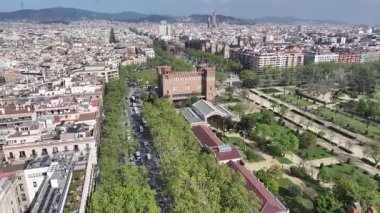 Barcelona Skyline Katalonya İspanya 'da. Eğlence Parkı Sahnesi. Şehir merkezindeki şehir manzarası. Barselona Katalonya İspanya 'da. Ciutadella Park Skyline 'da. Şehir Sahnesi.