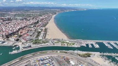 Valencia 'da Valencia Skyline İspanya' da. Şehir Plajı. Bay Water Sahnesi. Şehir merkezinde. Valencia 'da Valencia Skyline İspanya' da. Huzurlu Manzara.