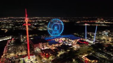 Florida 'daki Orlando' da dönme dolap. Aydınlatılmış Park. Çekim Sahnesi. Gece Şehri Sahnesi. Florida Birleşik Devletleri. Florida 'da Orlando' da Dönme Dolap.