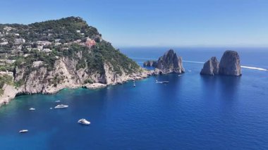 İtalya 'da Napoli' de Capri Skyline. Plaj manzarası. Dev Uçurumlar Sahnesi. İtalya 'da Napoli' de Capri Skyline. Napoli Körfezi, Skyline. Akdeniz kıyısı. Capri Adası Manzarası.