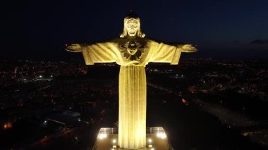 Lizbon Portekiz 'in Almada bölgesinde Kral İsa' nın Gece Manzarası. Aydınlatılmış İsa, Kral. Turizm Tarihi Yer. Portekiz 'deki Almada' da Kral İsa. 25 Nisan Köprü Sahnesi. Kartpostal Manzarası.