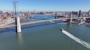 New York 'ta Manhattan' daki Brooklyn Köprüsü. Highrise Binaları Sahnesi. Kablo Köprüsü Manzarası. New York 'taki Brooklyn Köprüsü. Şehir Merkezi Şehir Manzarası.