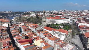 Porto Bölgesi Portekiz 'deki Clerigos Kilisesi. Şehir merkezindeki şehir manzarası. Din sembolü. Ortaçağ Binası. Portekiz 'in Porto Bölgesi' ndeki Clerigos Kilisesi. Lizbon Meydanı.