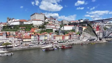 Porto Portekiz 'in Porto bölgesindeki Ribeira Rıhtımı. Şehir merkezinde. Ortaçağ Binaları. Tarihi Şehir Sahnesi 'nde. Portekiz, Porto bölgesindeki Ribeira Rıhtımı. Turizm Simgeleri.
