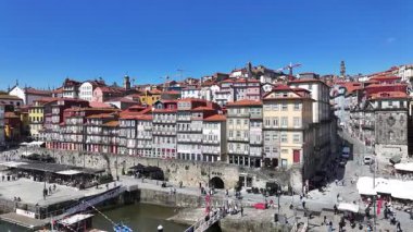 Porto, Portekiz 'in Ribeira Rıhtımı. Sahil Kenti Peyzajı. Kültür Mirası. Eski Şehir Manzarası. Porto, Portekiz 'deki Ribeira Rıhtımı. Turizm Tarihi Yer.