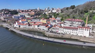 Porto Portekiz 'in Porto bölgesindeki Porto Skyline' da. Coastal Yolu. Freeway Yolu Manzarası. Şehir merkezindeki şehir manzarası. Portekiz 'de Porto Skyline. Portekiz Skyline 'ı. Seyahat Alanı.