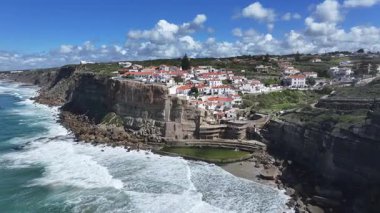 Azenhas Lizbon 'un Sintra bölgesindeki Mar Plajı' nda oynuyor. Coastal City. Doğa manzarası. Plaj manzarası. Azenhas Lizbon 'un Sintra bölgesindeki Mar Plajı' nda.