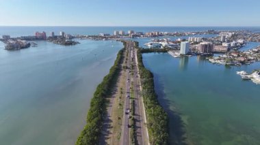 Clearwater Skyline, Florida 'da, ABD' de. Çarpıcı şehir manzarası. Plaj manzarası. Highrise Binaları. Clearwater Skyline, Florida 'da, ABD' de. Doğa Arkaplanı.