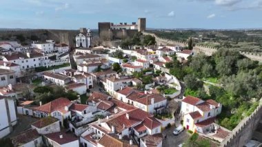 Leiria Portekiz 'in Obidos semtinde Obidos Skyline. Tarihi Şehir Manzarası. Ortaçağ mimarisi. Şato İnşaat Duvarları. Leiria Portekiz Bölgesi 'nde Obidos Skyline. Eski Köy.