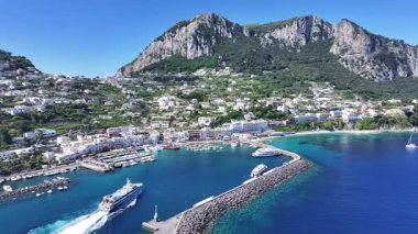 İtalya 'nın Napoli şehrindeki Capri Adası. Plaj manzarası. Dev Uçurumlar Sahnesi. İtalya 'nın Napoli şehrindeki Capri Adası. Ortaçağ Şehir Skyline 'ı. Napoli Körfezi Akdeniz. Sahil Skyline.