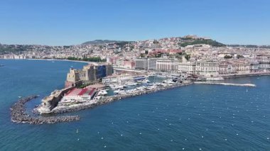 Napoli Skyline Campania İtalya 'da Napoli' de. Şehir merkezindeki şehir manzarası. Napoli Körfezi manzarası. Napoli Skyline Campania İtalya 'da. Güzel Skyline. Sahil şeridi manzarası. İtalya Manzarası.