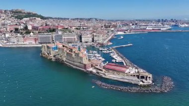 İtalya 'nın Napoli kentindeki Dell Ovo Kalesi. Şehir merkezindeki şehir manzarası. Napoli Körfezi manzarası. İtalya 'nın Napoli kentindeki Dell Ovo Kalesi. Ortaçağ Kalesi. Skyline Ortaçağ Binası. İtalya Manzarası.