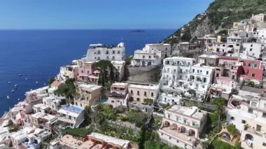 Salerno İtalya 'daki Positano' da Amalfi Sahili. Plaj manzarası. Dev Uçurumlar Sahnesi. Salerno İtalya 'daki Positano' da Amalfi Sahili. Ortaçağ Şehir Skyline 'ı. Salerno Körfezi Akdeniz. Sahil Skyline.