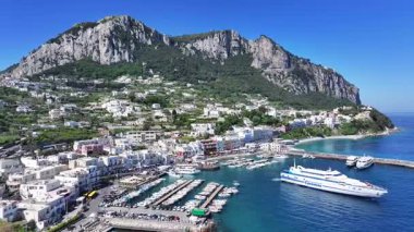 İtalya 'nın Napoli şehrindeki Capri Adası. Plaj manzarası. Dev Uçurumlar Sahnesi. İtalya 'nın Napoli şehrindeki Capri Adası. Ortaçağ Şehir Skyline 'ı. Napoli Körfezi Akdeniz. Sahil Skyline.