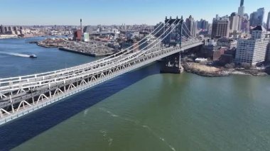 New York 'ta Manhattan' daki Brooklyn Köprüsü. Highrise Binaları Sahnesi. Köprü manzarası. New York 'taki Brooklyn Köprüsü. Şehir Merkezi Şehir Manzarası.