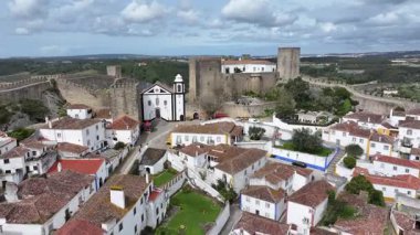 Leiria Portekiz 'in Obidos semtinde Obidos Skyline. Tarihi Şehir Manzarası. Ortaçağ mimarisi. Şato İnşaat Duvarları. Leiria Portekiz Bölgesi 'nde Obidos Skyline. Eski Köy.