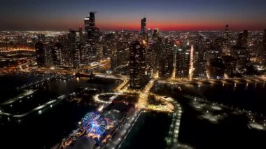 Chicago, Illinois, ABD 'de Sunset Skyline şehir merkezinde. Highrise Binaları Peyzajı. Renkli Günbatımı. Chicago Illinois Birleşik Devletleri 'nde. Çarpıcı şehir manzarası. Şehir Merkezi Manzarası.