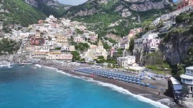 Salerno İtalya 'daki Positano' da Amalfi Sahili. Plaj manzarası. Dev Uçurumlar Sahnesi. Salerno İtalya 'daki Positano' da Amalfi Sahili. Ortaçağ Şehir Skyline 'ı. Salerno Körfezi Akdeniz. Sahil Skyline.