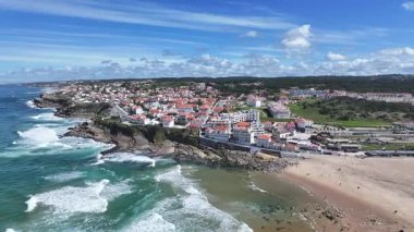 Lizbon 'un Sintra bölgesindeki Sahil Köyü. Plaj manzarası. Turizm Tarihi Yer. Şehir manzarası hava manzarası. Lizbon Bölgesi Sintra Sahil Köyü.