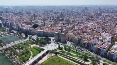 Valencia, Valenciana İspanya 'daki Serranos Kuleleri. Eski Şehir Manzarası. Şehir merkezinde. Valencia, Valenciana İspanya 'da. Turia Gardens 'ın silüeti. Güzel Şehir Manzarası.