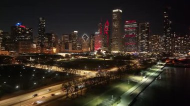 Chicago 'daki Night Skyline. Illinois, ABD' deki Chicago 'da. Highrise Binaları Peyzajı. Renkli Gece Şehri. Chicago Illinois Birleşik Devletleri 'nde. Çarpıcı şehir manzarası. Şehir Merkezi Manzarası.