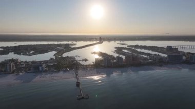 Florida 'daki Clearwater' da Sunrise Skyline. Gündoğumu Şehri. İnanılmaz bir şehir manzarası. Plaj manzarası. Florida 'daki Clearwater' da Sunrise Skyline. Huzurlu Günbatımı Gökyüzü.