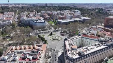 Madrid 'deki Madrid' deki Neptuno Çeşmesi. Meşhur döner kavşak. Şehir merkezindeki şehir manzarası. Madrid Comunidad De Madrid İspanya 'da. Kültür Mirası Skyline. Prado Müzesi Sahnesi.