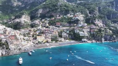 Salerno İtalya 'daki Positano' da Amalfi Sahili. Plaj manzarası. Dev Uçurumlar Sahnesi. Salerno İtalya 'daki Positano' da Amalfi Sahili. Ortaçağ Şehir Skyline 'ı. Salerno Körfezi Akdeniz. Sahil Skyline.