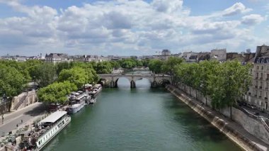 Fransa 'nın Paris Adası' ndaki Paris Skyline 'da. Şehir merkezindeki şehir manzarası. Seine River Skyline 'da. Fransa 'nın Paris Adası' ndaki Paris Skyline 'da. Ortaçağ köprüleri. Turizm Tarihi Yer. Avrupa Skyline